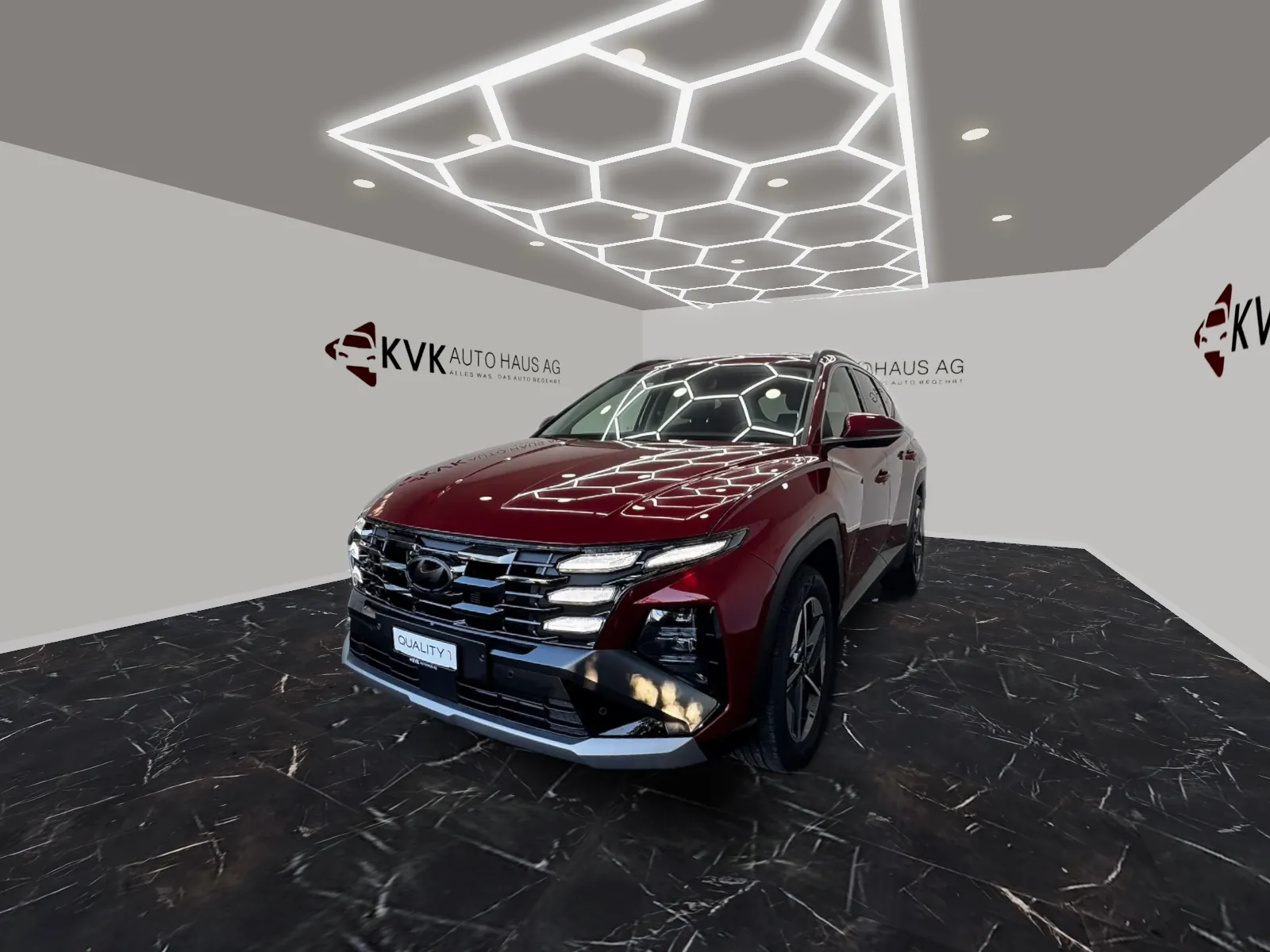 Hyundai Tucson 1.6 TGDI HEV Amplia 4WD nello showroom ricostruito · Showroom di Gretzenbach, ricostruito in base alle foto · foto dei veicoli dagli annunci