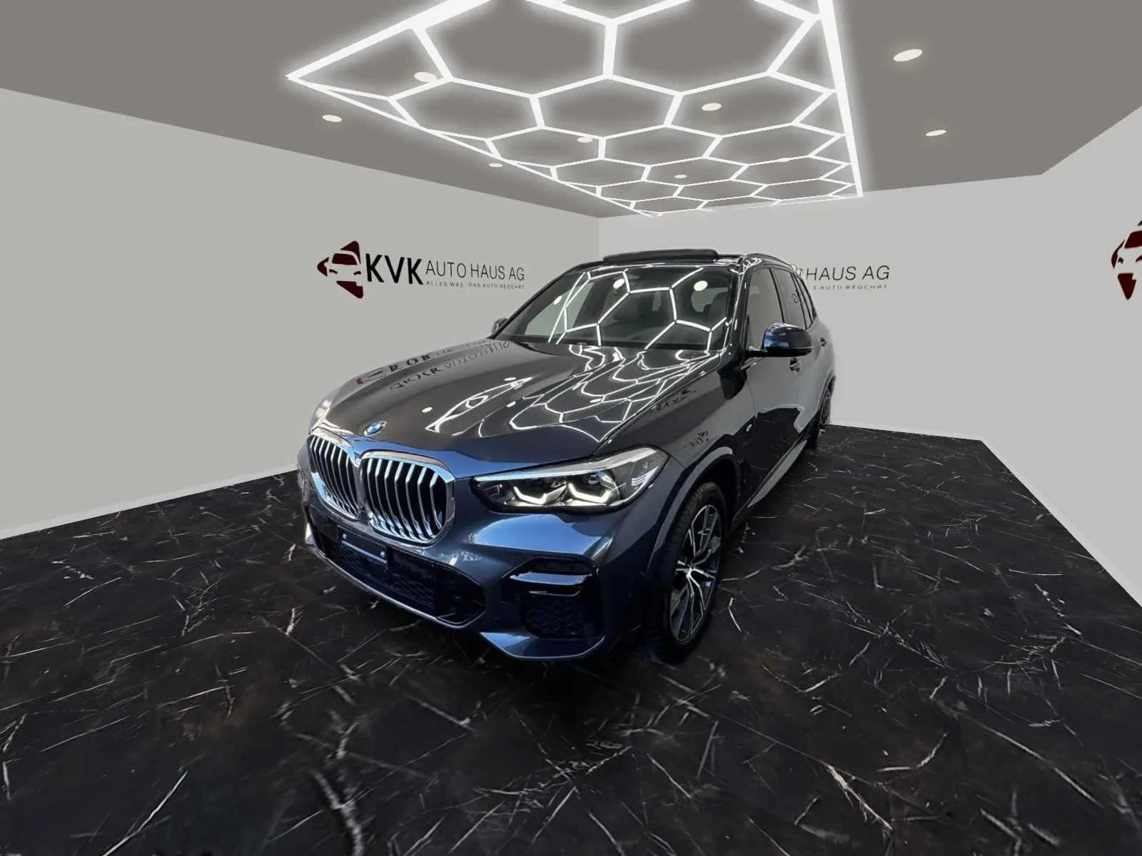 BMW X5 xDrive 48V 30d M Sport Steptronic im nachgebildeten Showroom · Showroom Gretzenbach, nach Fotos nachgebildet · Fahrzeugfotos aus dem Inserat