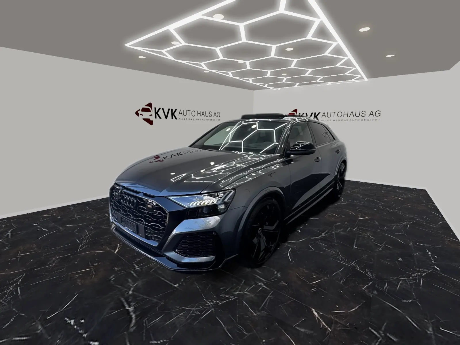 Audi RSQ8 quattro tiptronic im nachgebildeten Showroom · Showroom Gretzenbach, nach Fotos nachgebildet · Fahrzeugfotos aus dem Inserat